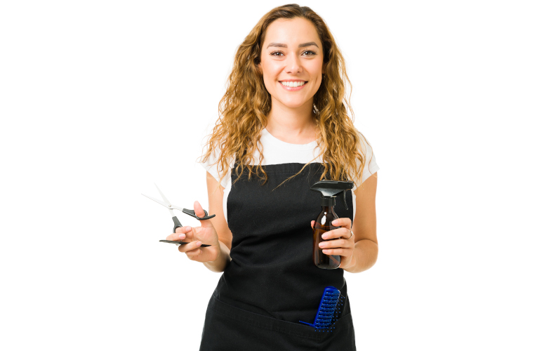 Freundliche Friseurin mit Schere und Friseurwerkzeug in der Hand, freigestellt auf weißem Hintergrund – Symbol für modernes Friseurhandwerk.
